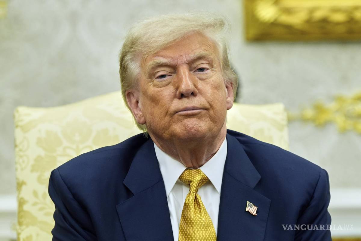 $!El presidente estadounidense Donald Trump en una reunión con el príncipe heredero de Bahréin, Salman bin Hamad Al Khalifa, en el Despacho Oval de la Casa Blanca, el miércoles 16 de julio de 2025, en Washington. (AP Foto/Alex Brandon)