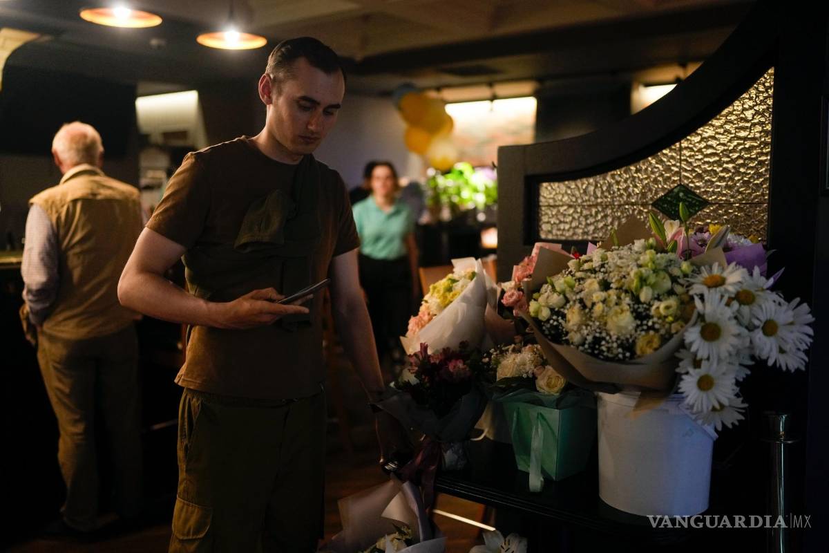 $!Serhiy Lipko junto a flores de su boda tras un espectáculo de comedia en Kiev, Ucrania.