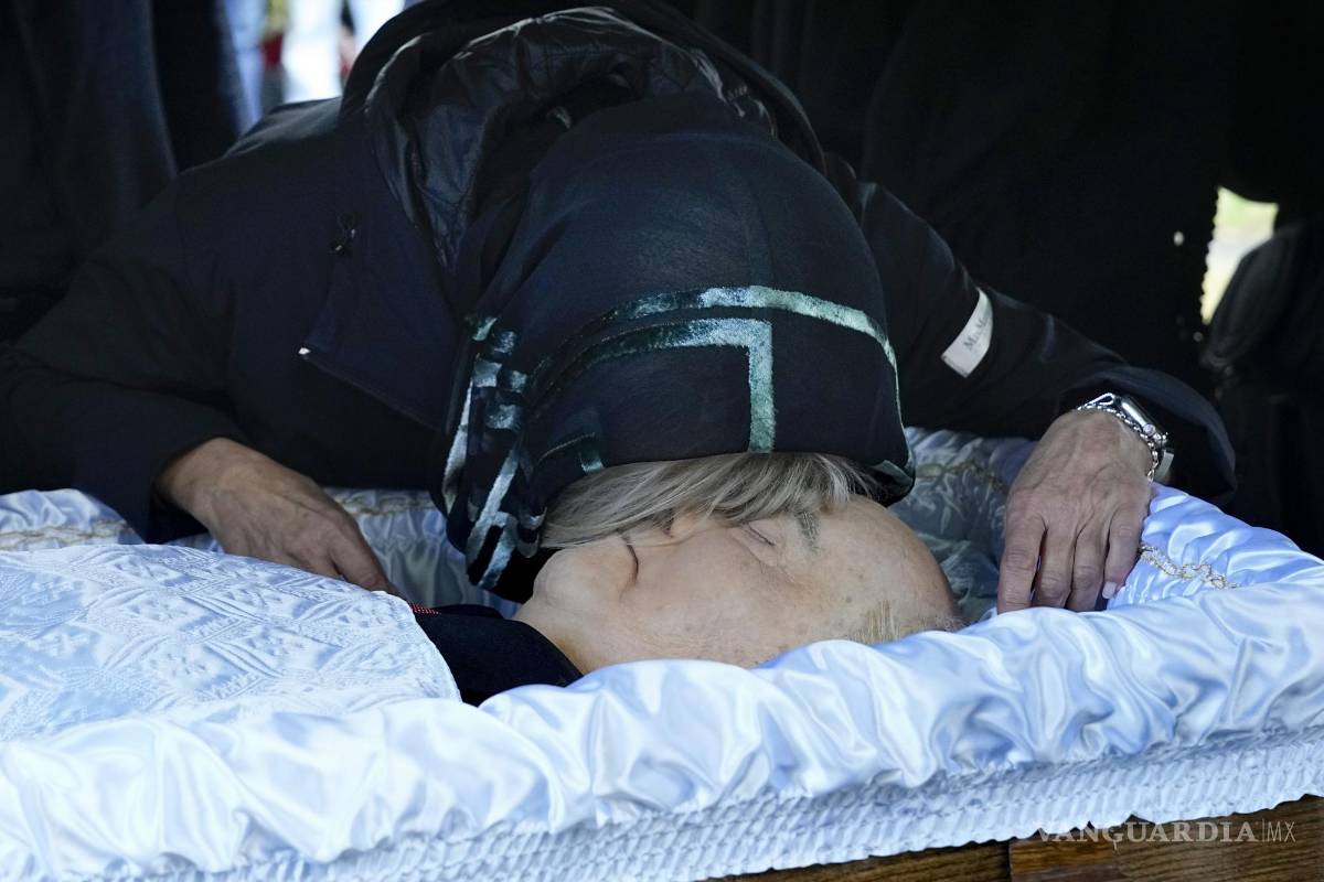 $!Irina Virganskaya, hija del expresidente soviético Mijaíl Gorbachov, se despide de él por última vez durante su funeral.