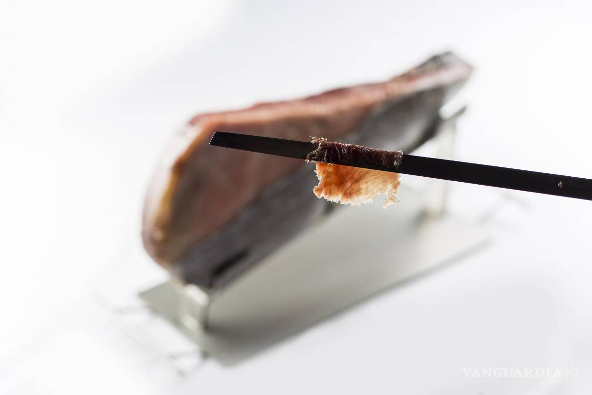 $!Para obtener la versión marina del jamón, Ángel León cambió la pierna del cerdo ibérico como materia prima por las barrigas de los atunes de Almadraba, que se capturan con redes en las aguas del Estrecho de Gibraltar, liberando a los ejemplares que no son adultos o no alcanzan un cierto peso. EFE/Restaurante Aponiente, de Ángel León