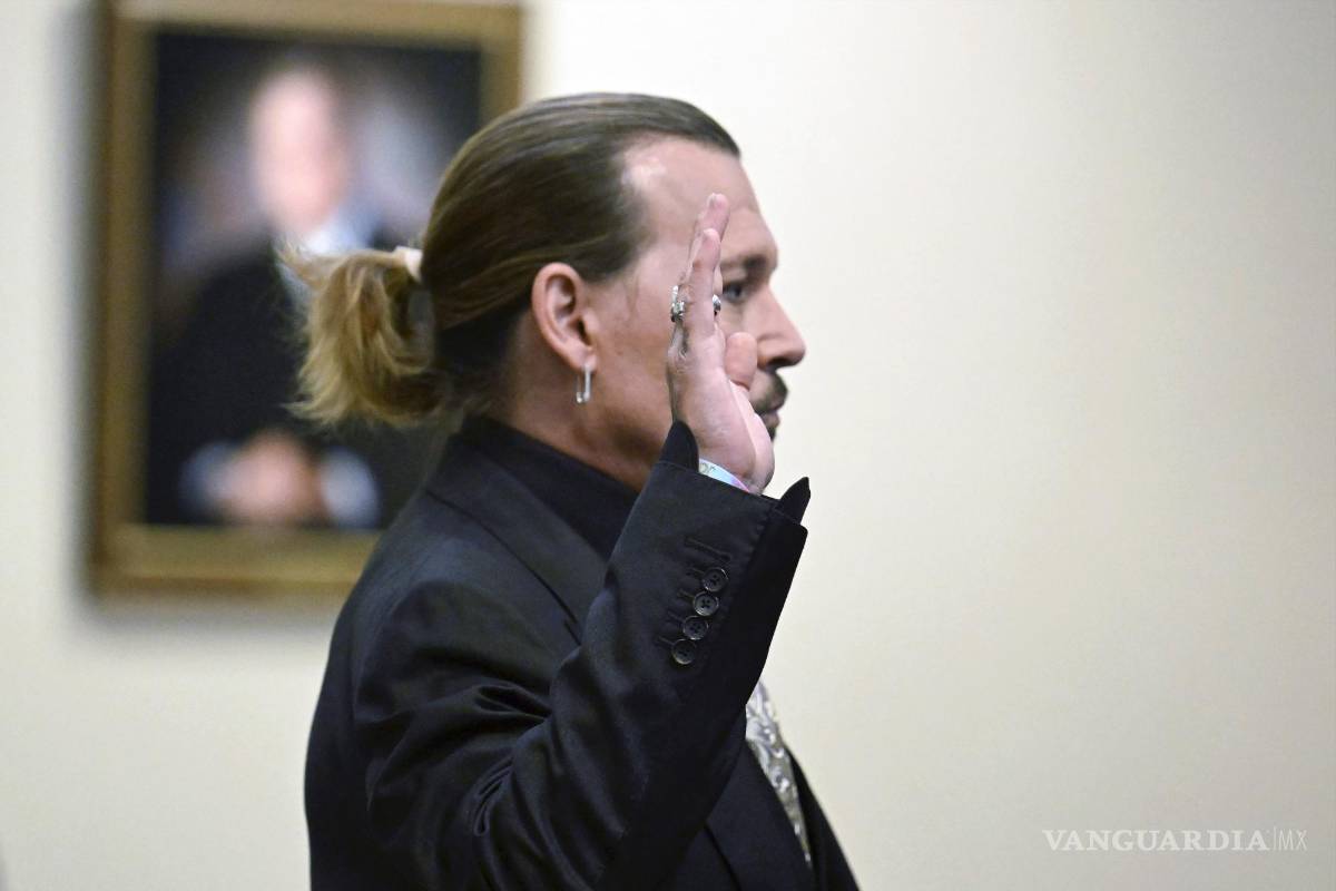 $!El actor Johnny Depp rinde juramento, antes de declarar a la corte.