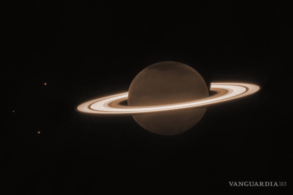 $!Esta imagen muestra el planeta Saturno y tres de sus lunas, de izquierda a derecha, Encelado, Tetis y Dione, captadas por el Telescopio Espacial James Webb.