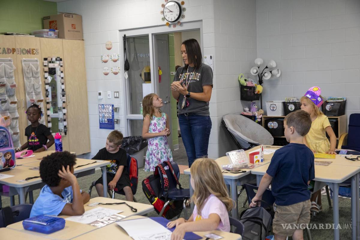 $!La maestra de primer grado Sarah Austin habla con los estudiantes en su salón de clases en el primer día de clases en la escuela primaria Parkview en Marion, Iowa.
