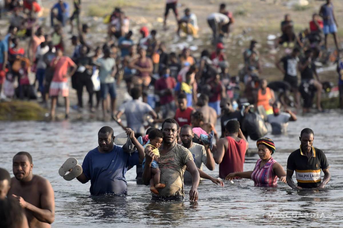 $!El cauce del río baja por las mañanas, decenas de familias aprovechaban para cruzar ida y vuelta, antes de las 3:00 pm para evitar exponer a los niños.