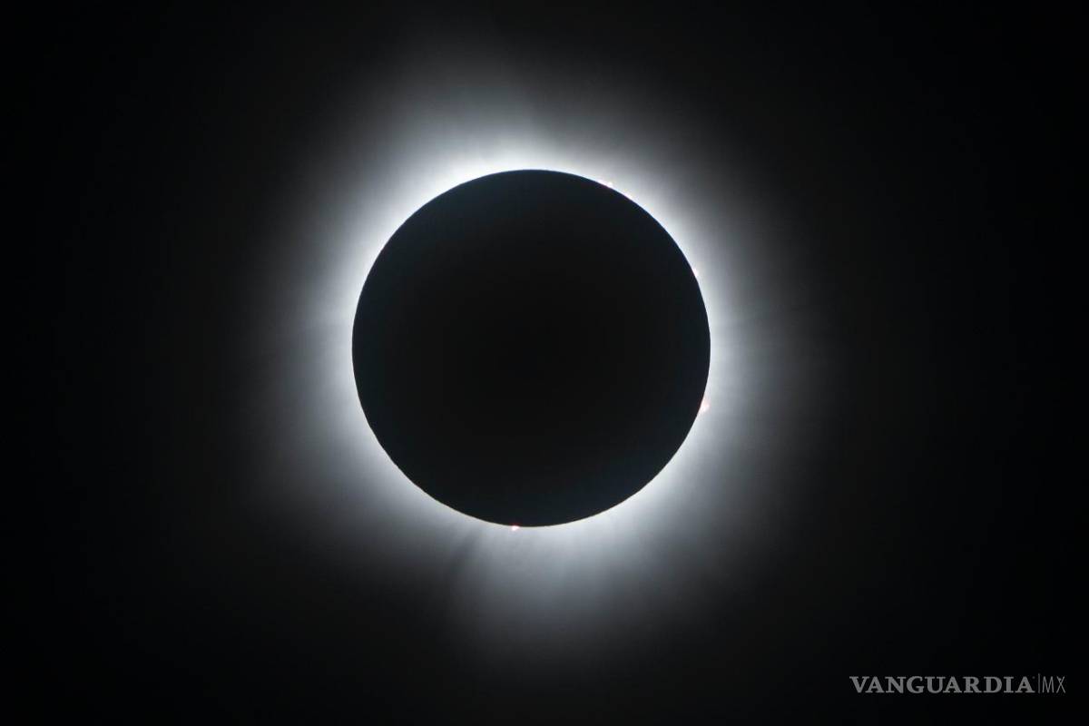 Así cautiva, maravilla y asombra el eclipse solar desde Mazatlán hasta la isla de Terranova (fotos)