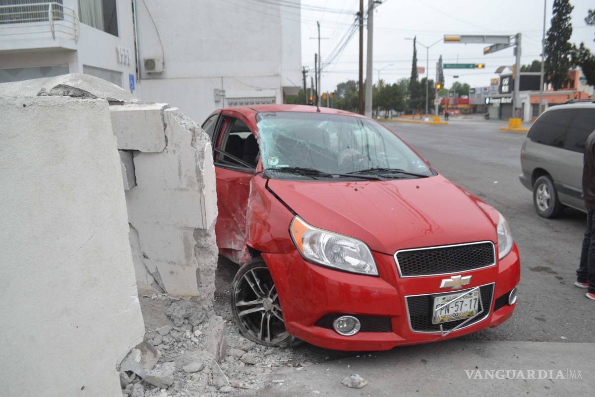 Estrella su vehículo al intentar evitar accidente en Saltillo