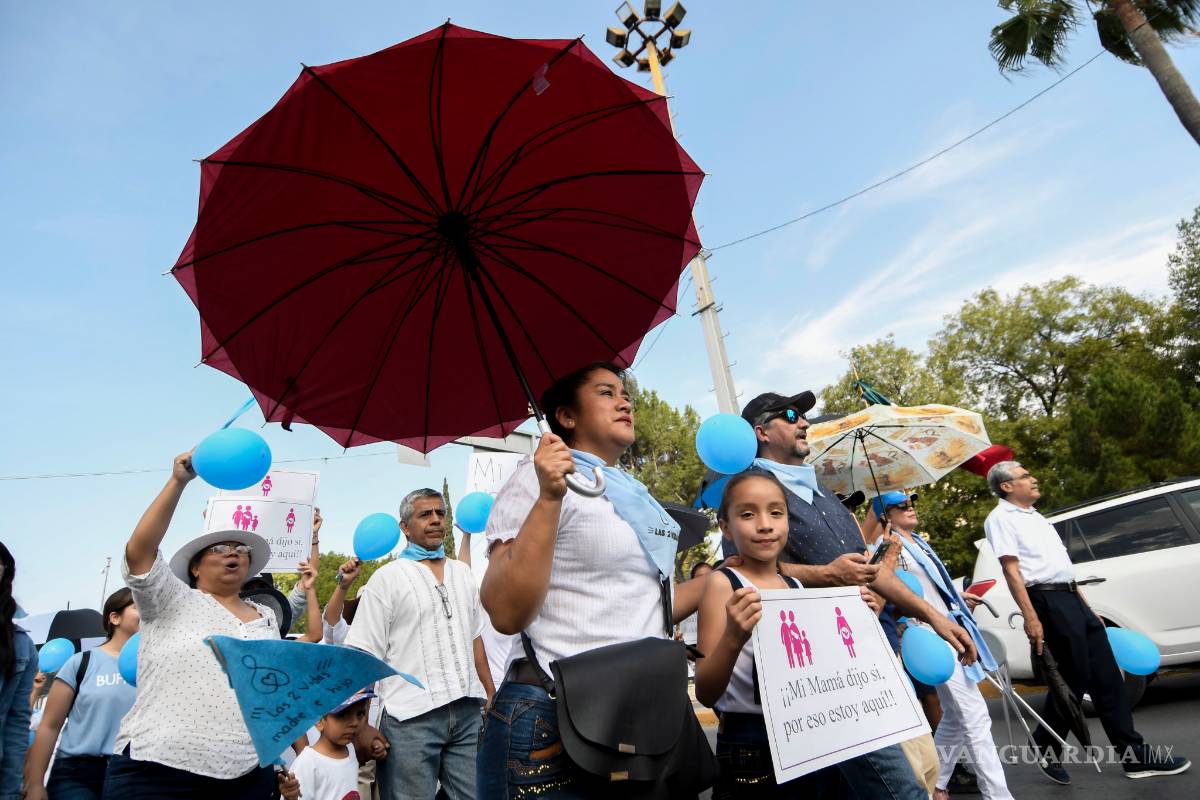$!Marchan en Saltillo a favor de la vida y la familia tradicional; en 17 estados, en pro del aborto