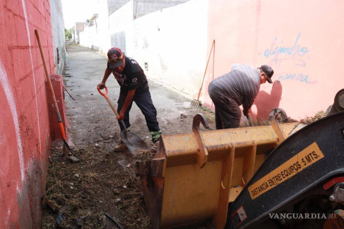 $!Cuadrillas municipales realizaron jornadas intensivas de limpieza en callejones de la colonia Morelos para retirar residuos y maleza acumulada.