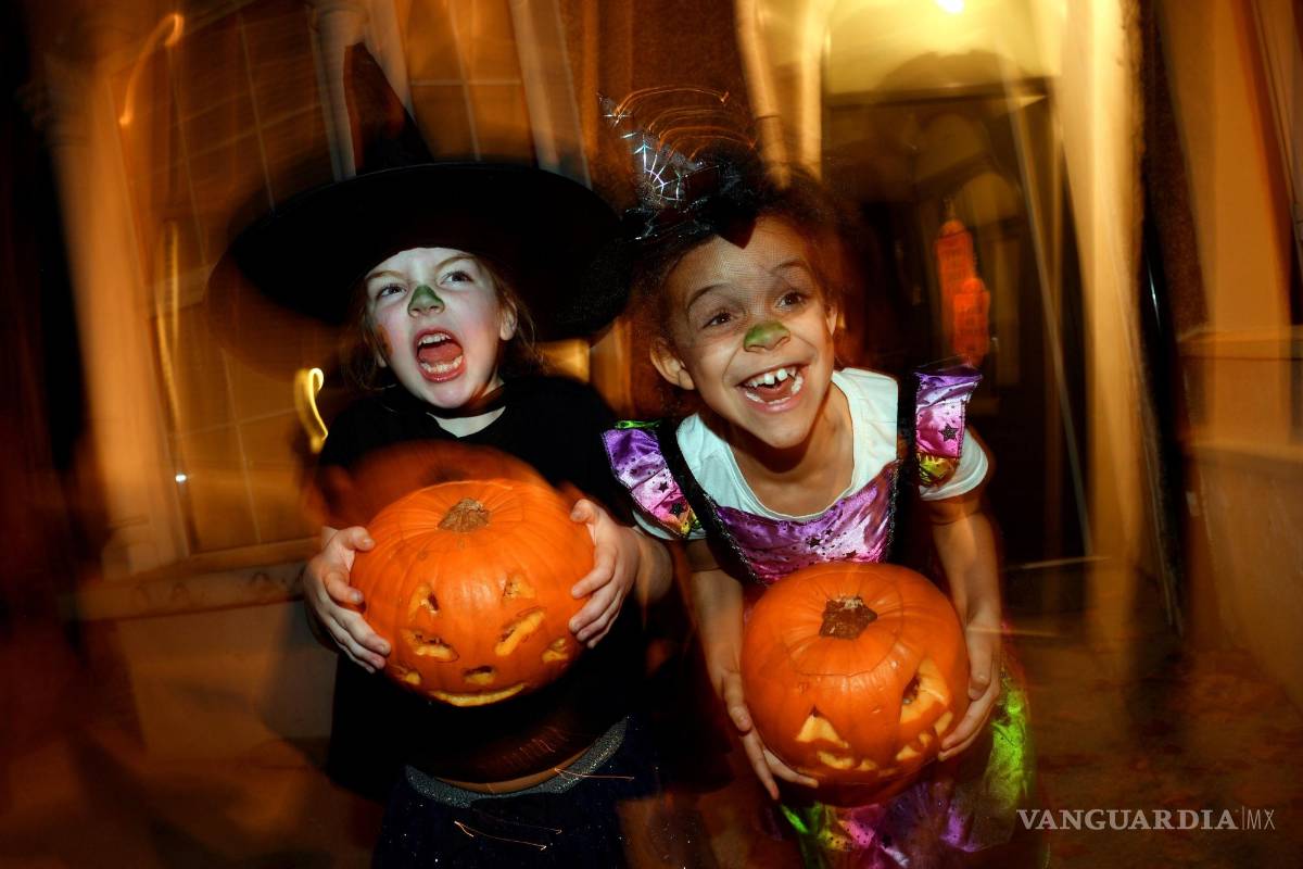 $!Niños celebrando Halloween en Reino Unido al grito de Truco o trato EFE/EPA/Neil Hall