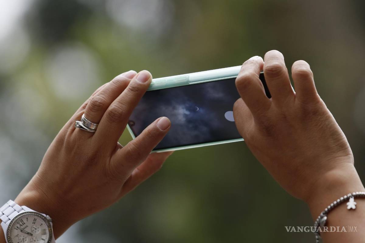 $!Usar un celular para grabar o fotografiar el eclipse, puede dañar el aparato.
