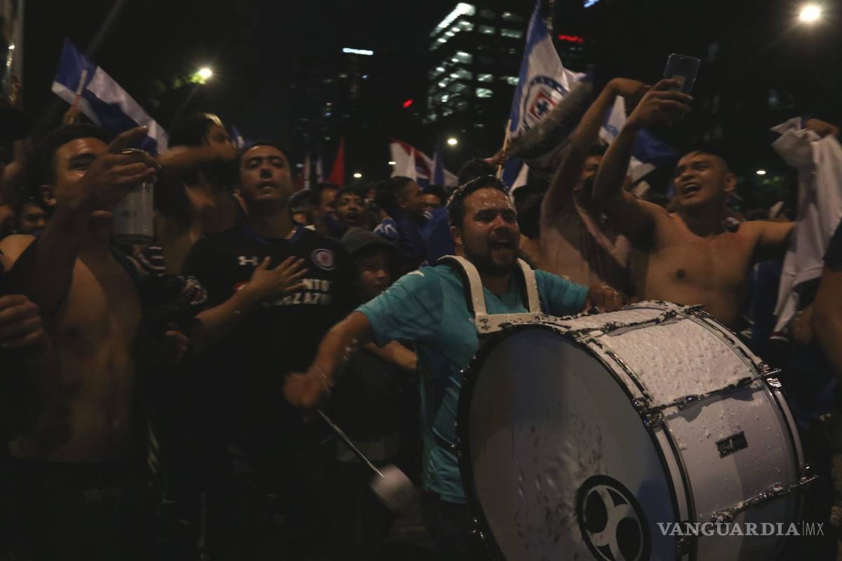$!Después de 23 años en silencio, así celebran aficionados al campeón Cruz Azul