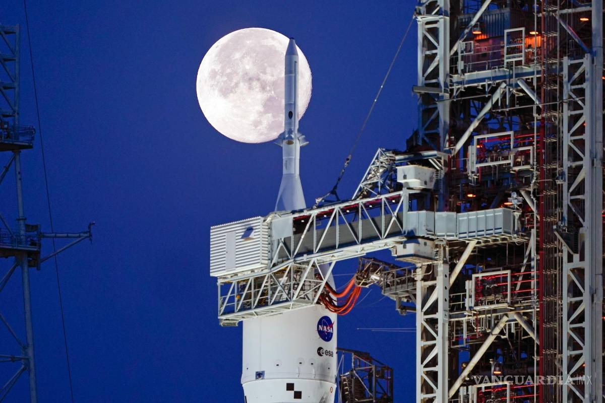 $!La Strawberry Supermoon se pone frente al cohete Artemis de la NASA con la nave espacial Orion a bordo en la plataforma 39B en el Centro Espacial Kennedy.
