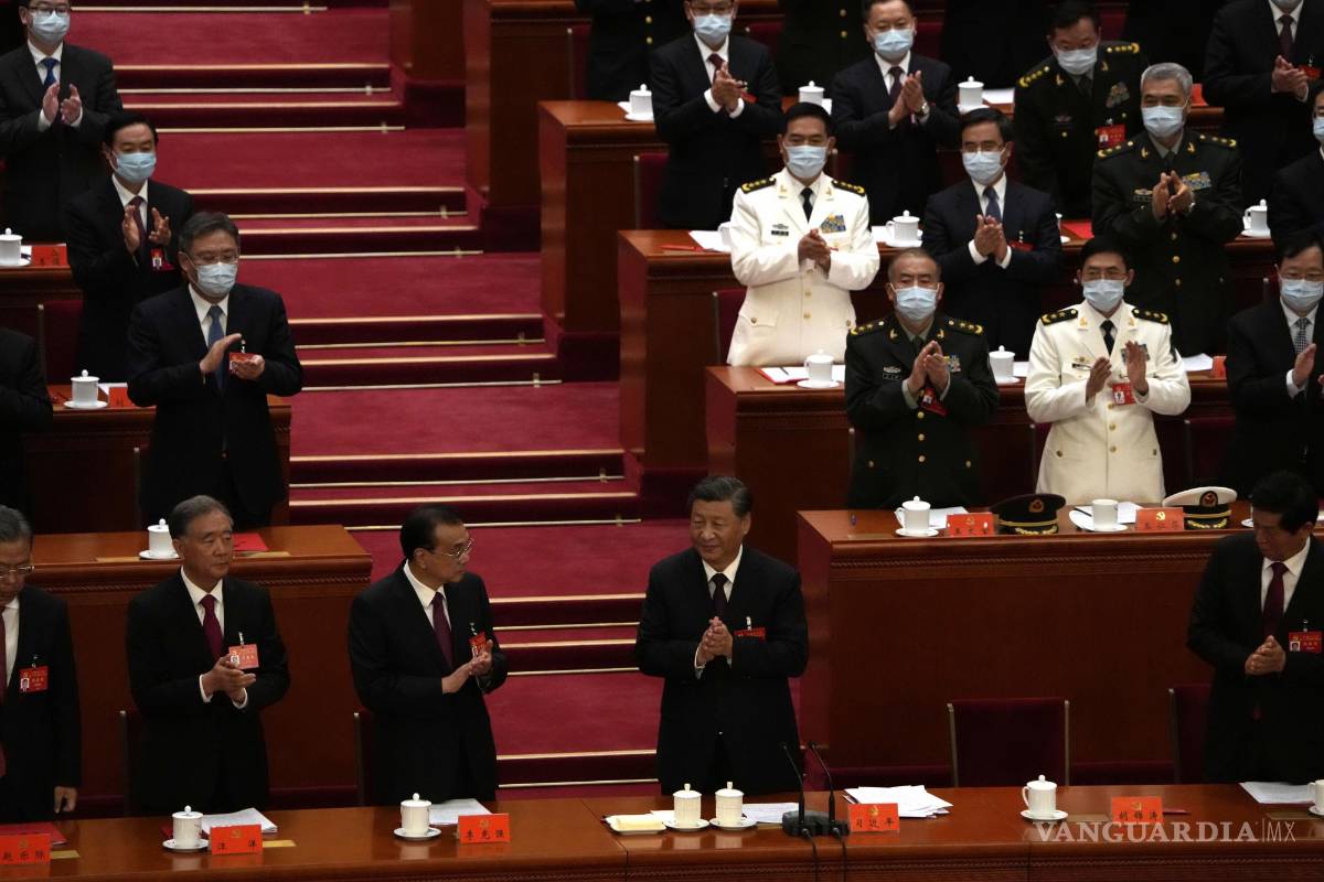 $!El presidente chino, Xi Jinping (c) y otros delegados aplauden en la ceremonia de clausura del XX Congreso Nacional del gobernante Partido Comunista de China.
