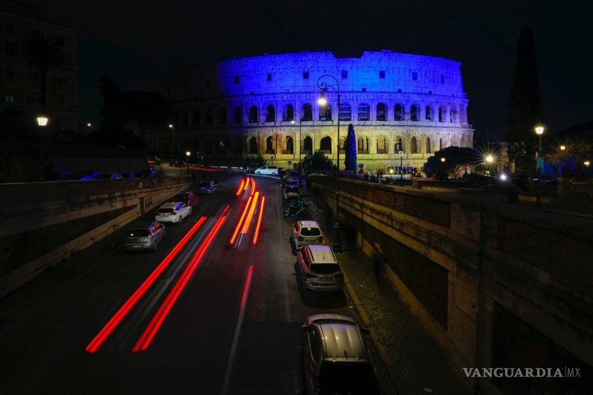 Por el aniversario del primer año de la guerra en Ucrania, instituciones y monumentos se iluminan de bandera ucraniana