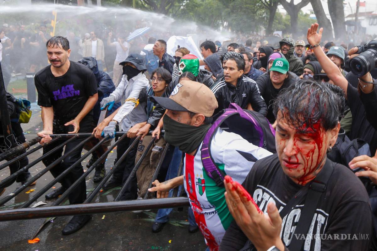 $!La protesta para exigir agua potable de mejor calidad en la Zona Metropolitana de Guadalajara terminó en enfrentamientos.