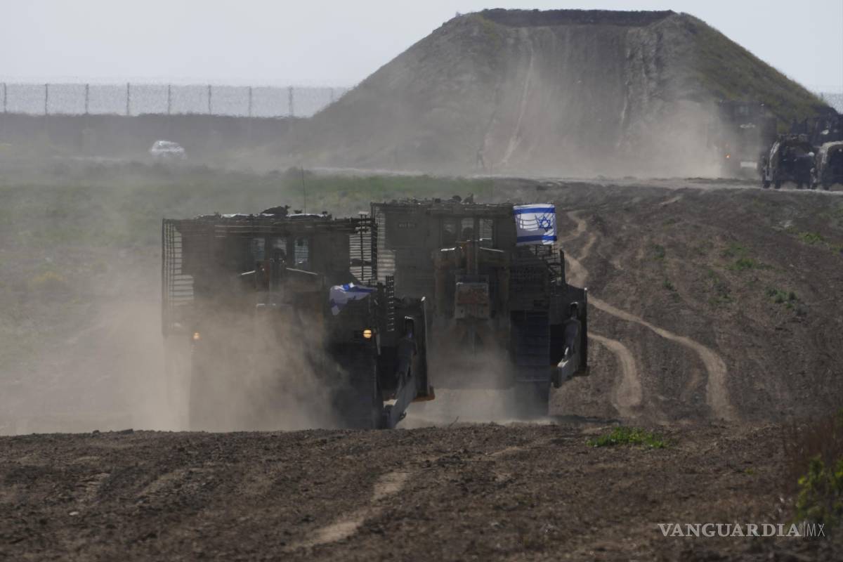 $!Bulldozers del Ejército israelí son captados cerca de la frontera con la Franja de Gaza.