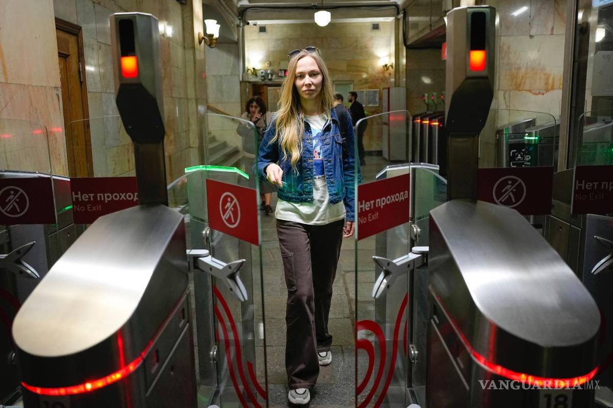 $!Yekaterina Maksimova enmetro en Moscú, Rusia. La periodista y activista ha sido detenida cinco veces en el último año.