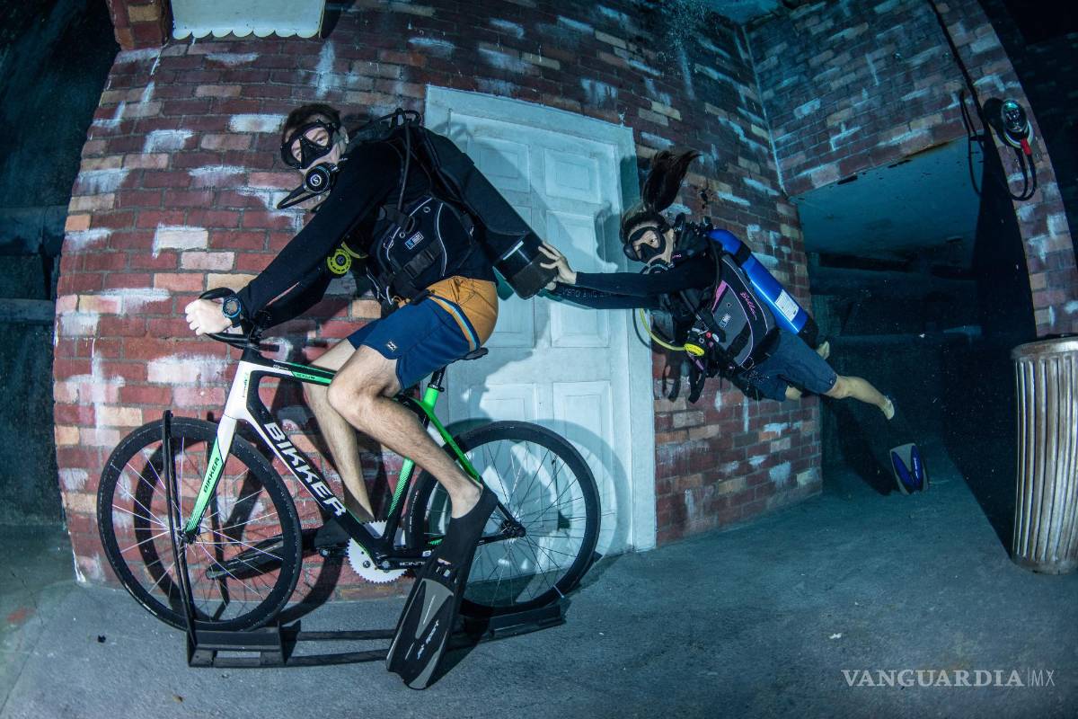 $!Pedaleando a decenas de metros de profundidad.