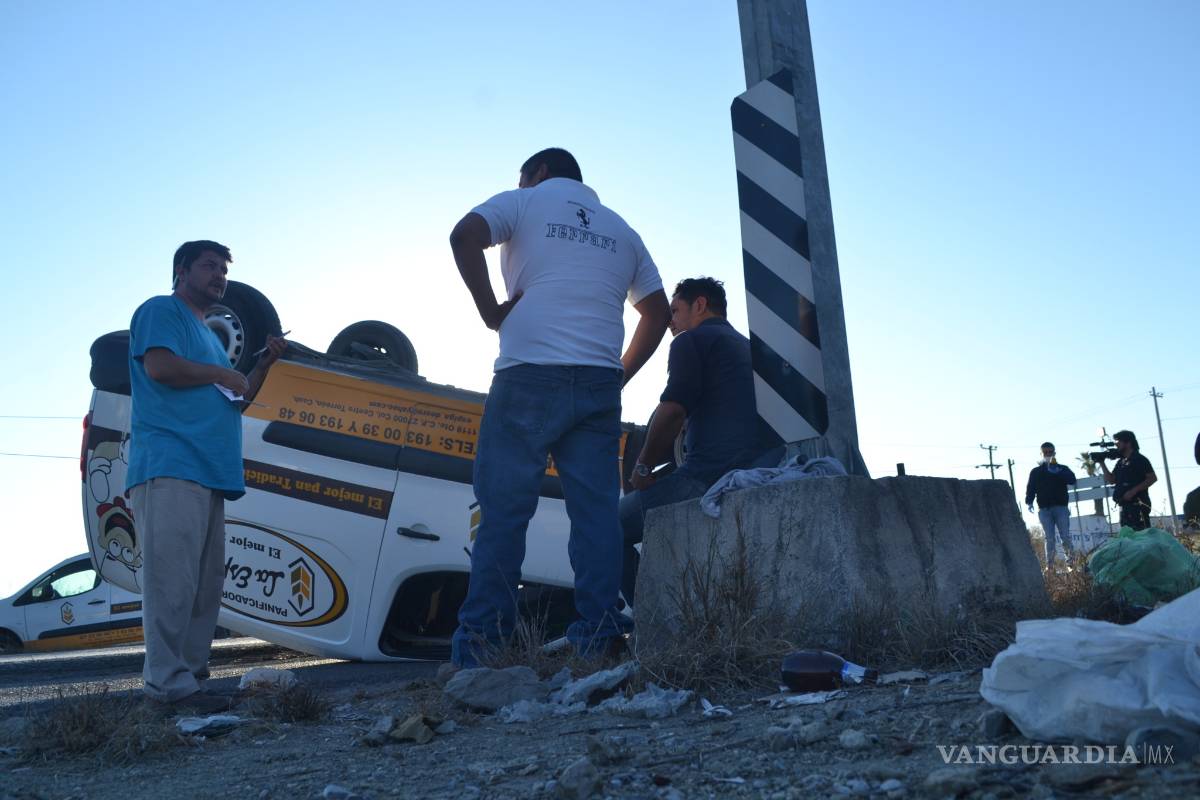 Repartidor de pan dormita y vuelca en Ramos Arizpe