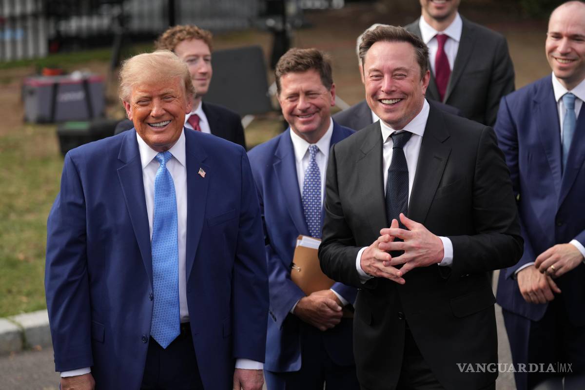 $!El presidente Donald Trump y Elon Musk sonríen con los periodistas en la Casa Blanca en Washington después de reunirse con altos ejecutivos de empresas de IA.