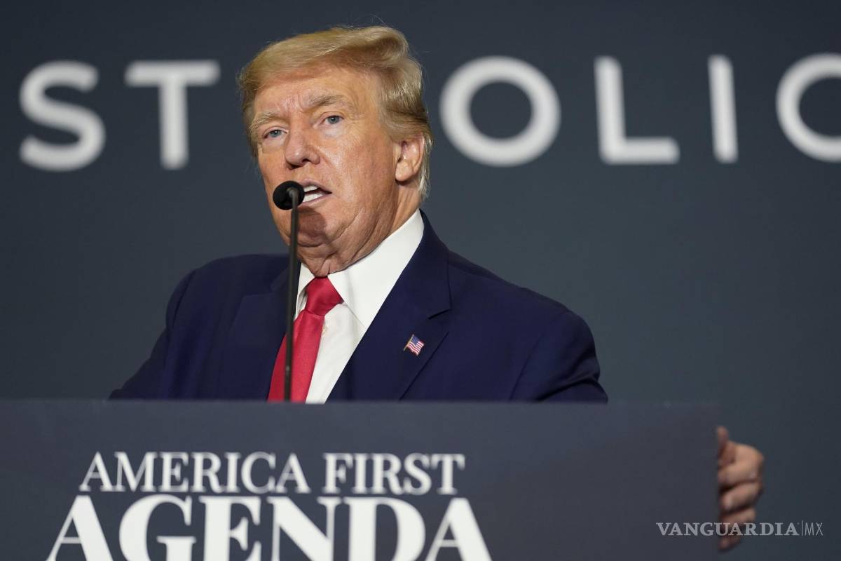 $!El expresidente Donald Trump habla en una cumbre de la agenda del America First Policy Institute en el Marriott Marquis en Washington.