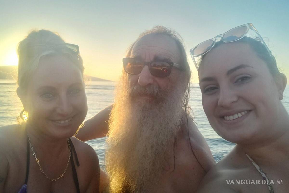 $!En esta imagen por Sherrie Esquivel (i), posa junto a su padre, Thomas Leonard, y su hija, Destinee Concepción, en Lahaina, Hawai.