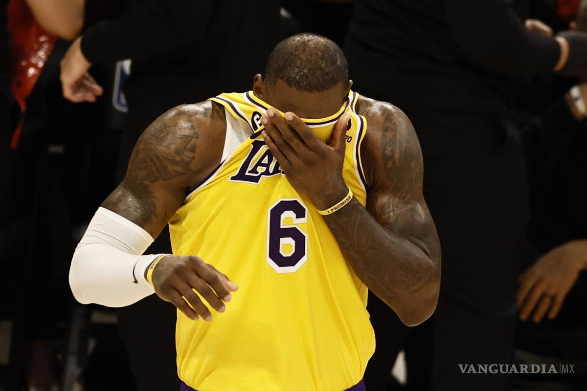 LeBron suda la ‘gota gorda’ para llevar a los Lakers a Playoffs