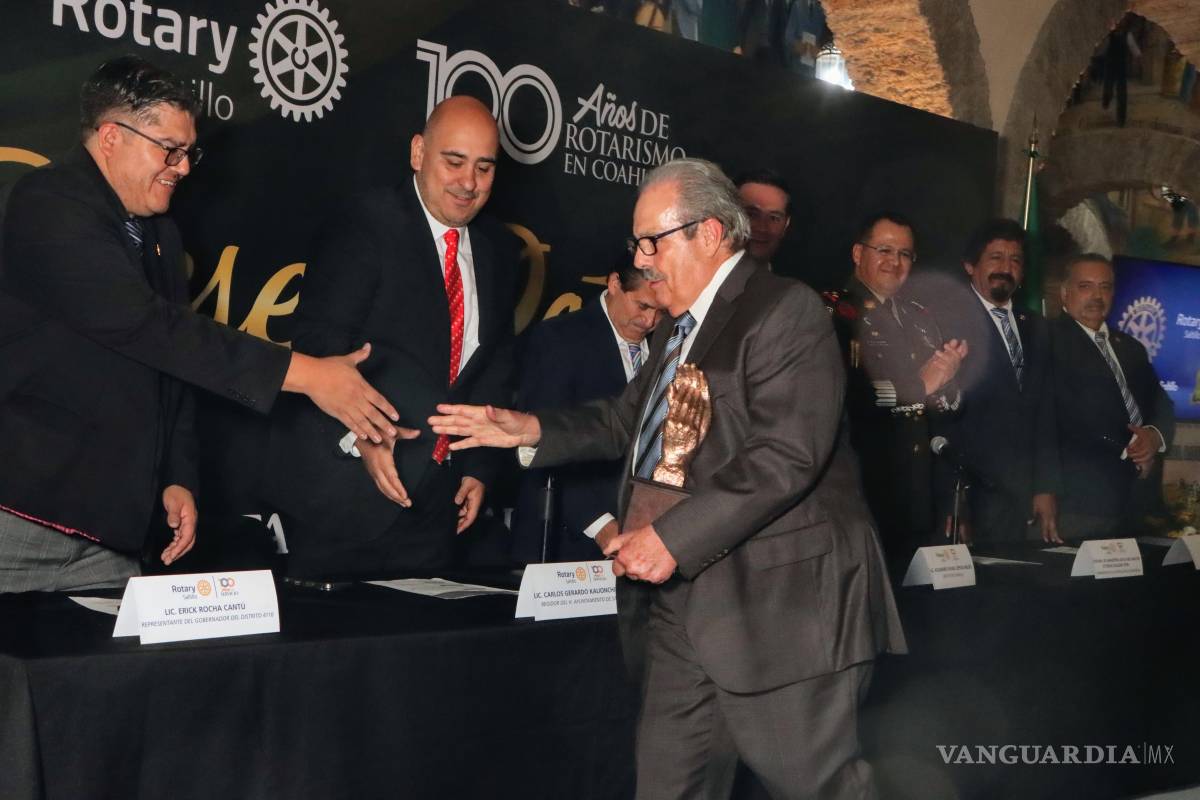 $!Enrique Martínez y Martínez, exalcalde, exgobernador de Coahuila y exembajador de México en Cuba, fue reconocido como una figura emblemática en la historia del Club Rotario de Saltillo.