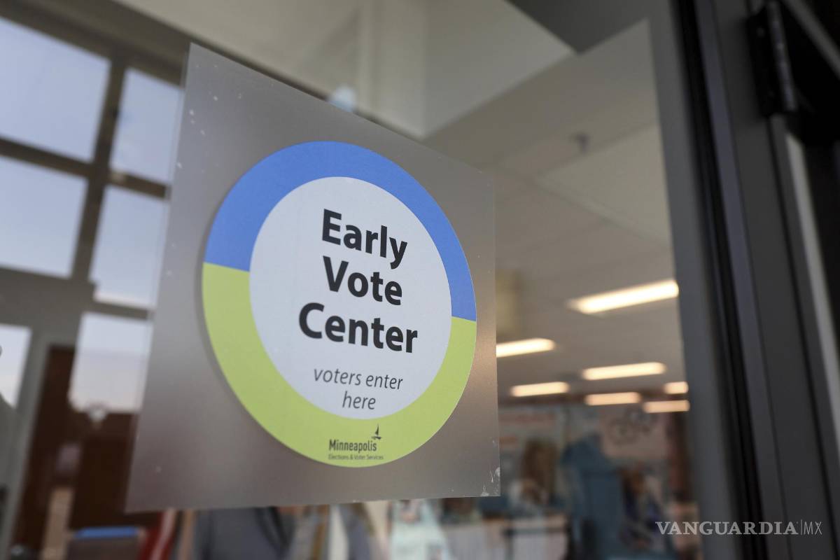$!Un letrero da la bienvenida a los votantes en la puerta del centro de votación temprana de la Ciudad de Minneapolis