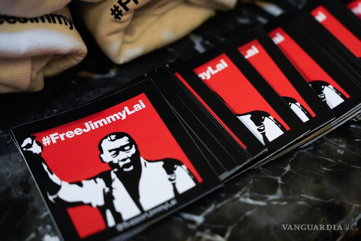 $!Mercancía en apoyo a Jimmy Lai se exhibe antes de una conferencia de prensa en Washington.