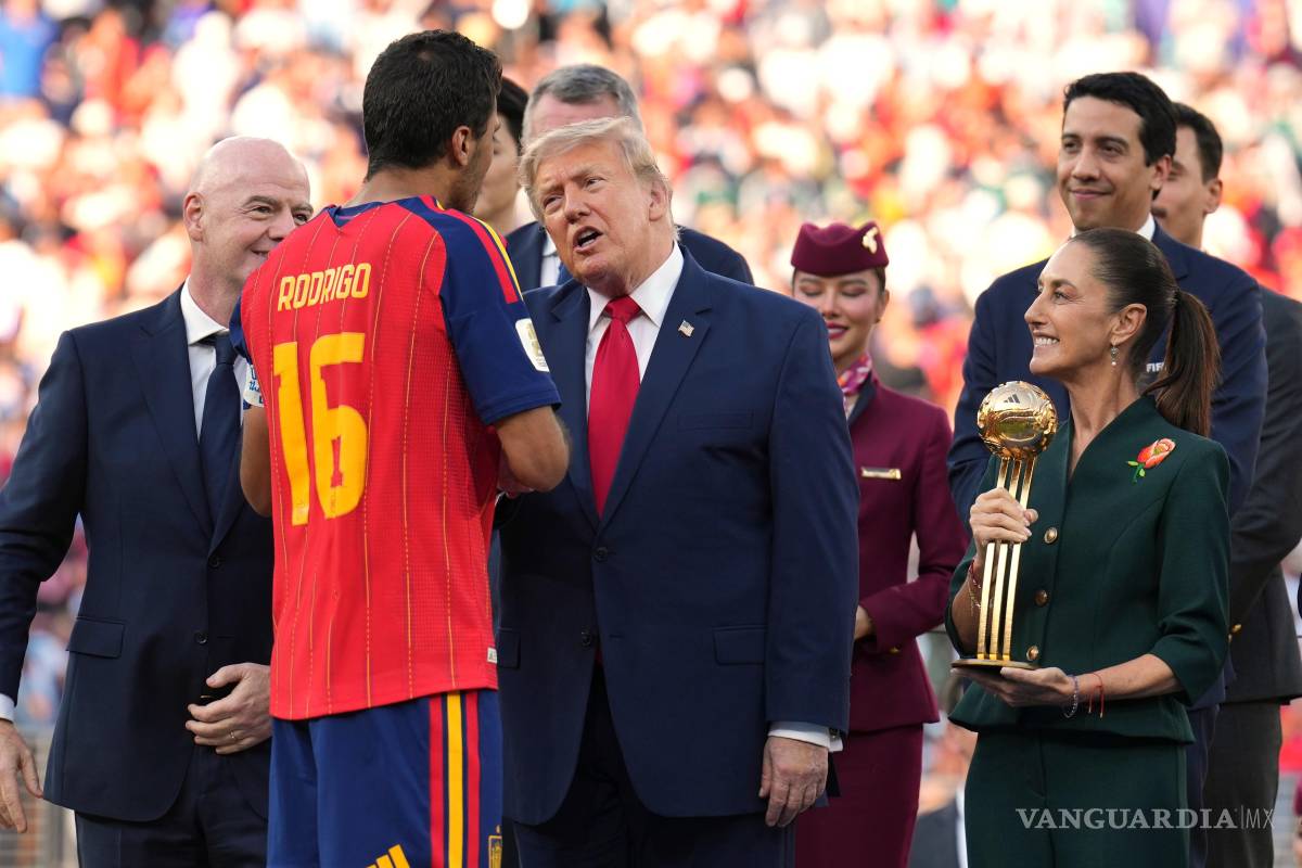 $!La presidenta Claudia Sheinbaum acudió a la final del Mundial y fue la encargada de premiar al mejor jugador del torneo: el español Rodri.