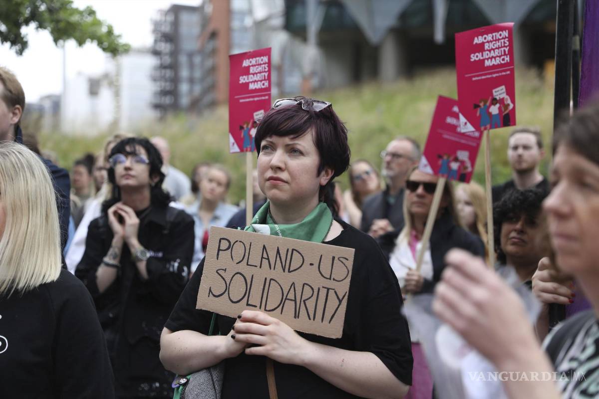$!Manifestantes frente a la embajada de EU en Vauxhall para protestar contra la decisión de eliminar el derecho constitucional al aborto, en Londres.