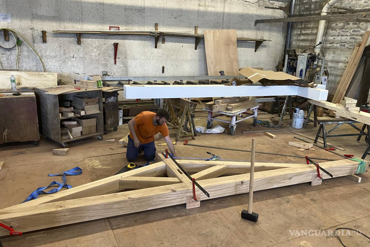 $!Un carpintero trabaja en una pieza que formará parte de la estructura del nuevo tejado de la catedral de Notre Dame de París.