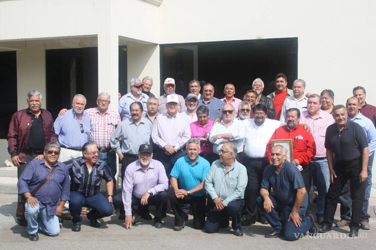 En reunión reviven vivencias ex Daneses