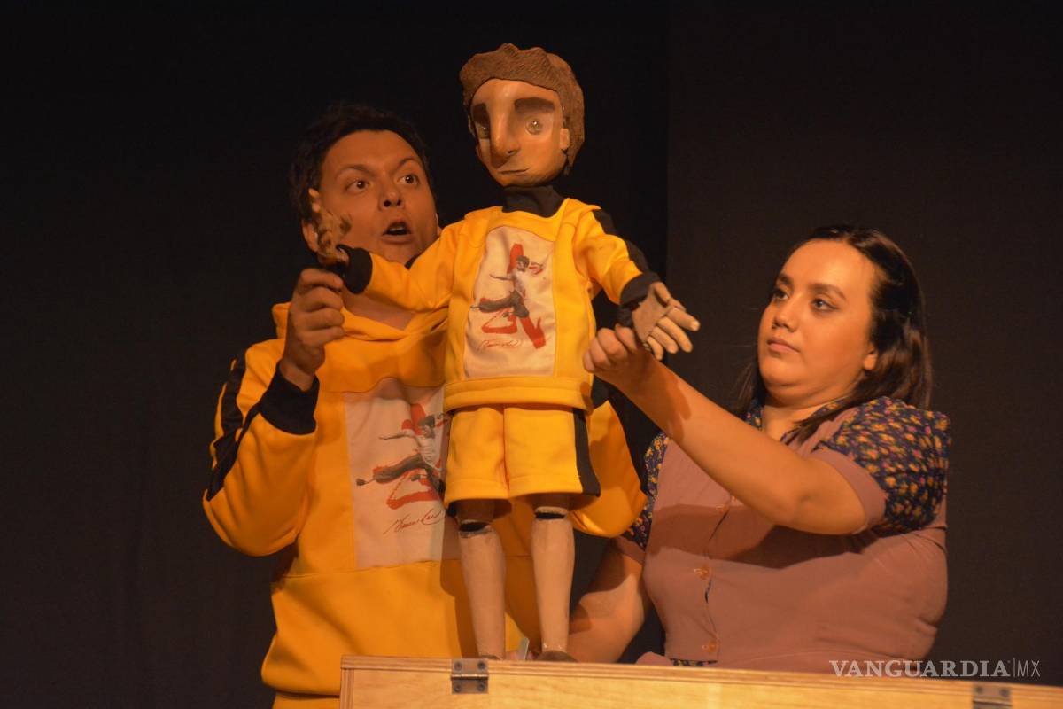 $!La obra utiliza un par de títeres para representar a los personajes más importantes.