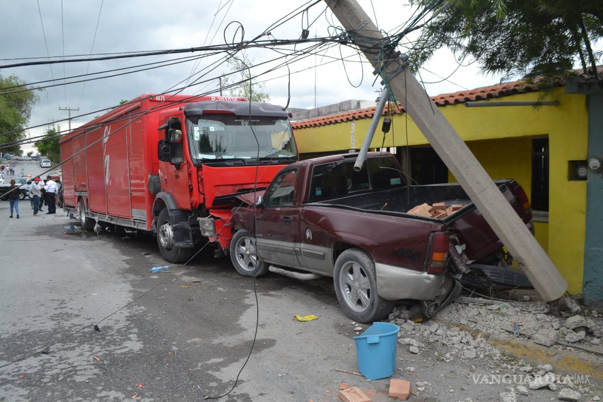 Embiste camión repartidor a vehículos y poste