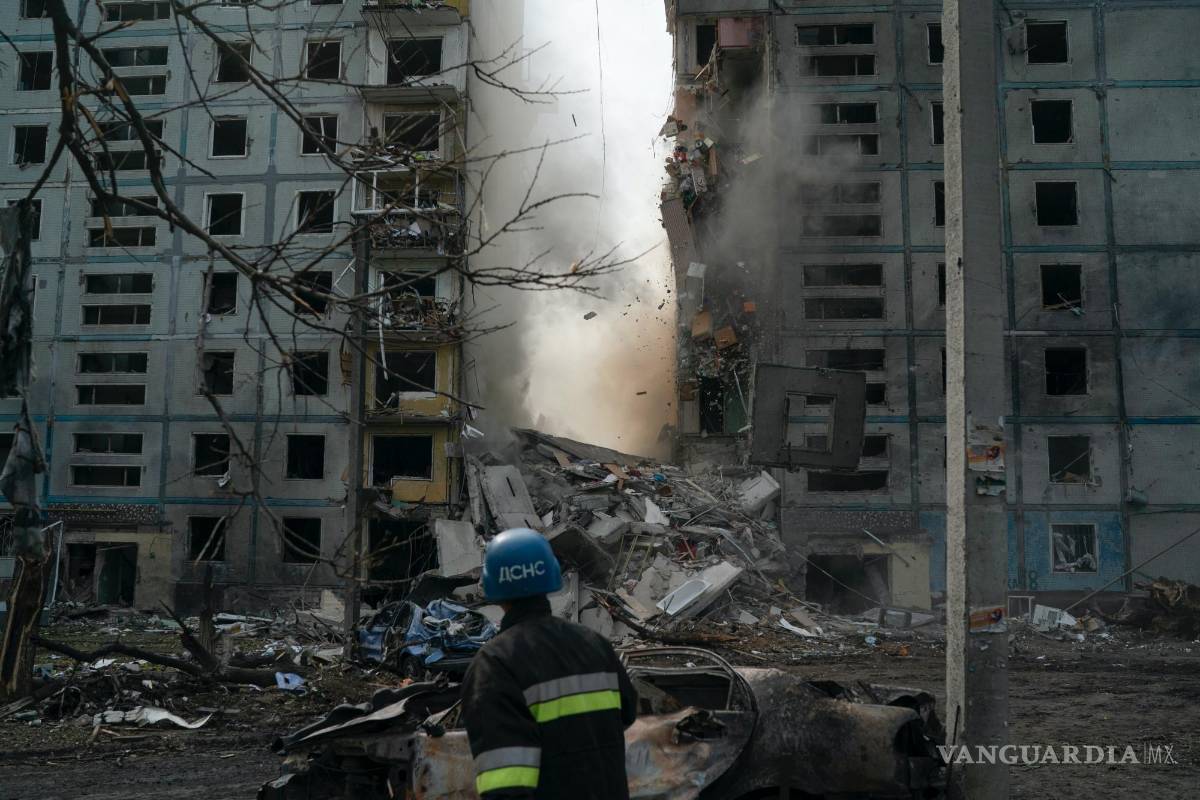 $!Un bombero mira la caída de un muro de un edificio residencial que sufrió daños graves después de un ataque ruso en Zaporiyia, Ucrania.
