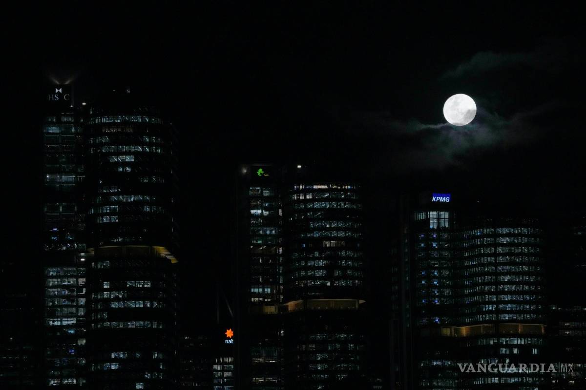 $!Una superluna se eleva sobre el horizonte de Sydney el jueves 14 de julio de 2022.