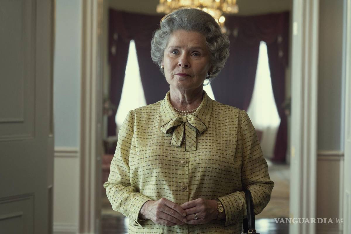 $!En esta imagen proporcionada por Netflix, Imelda Staunton como la reina Isabel II en The Crown.