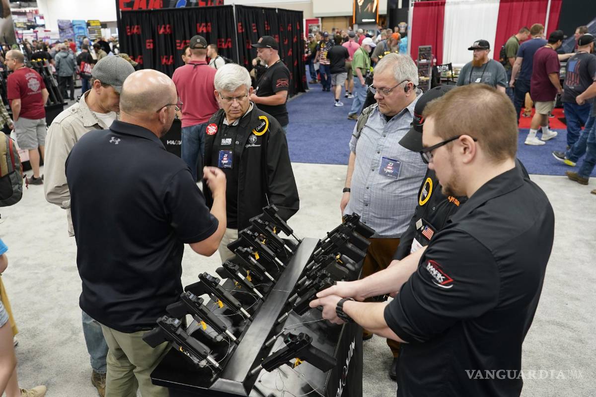 $!Los asistentes miran una exhibición durante la Convención de la Asociación Nacional del Rifle, el sábado 15 de abril de 2023, en Indianápolis.