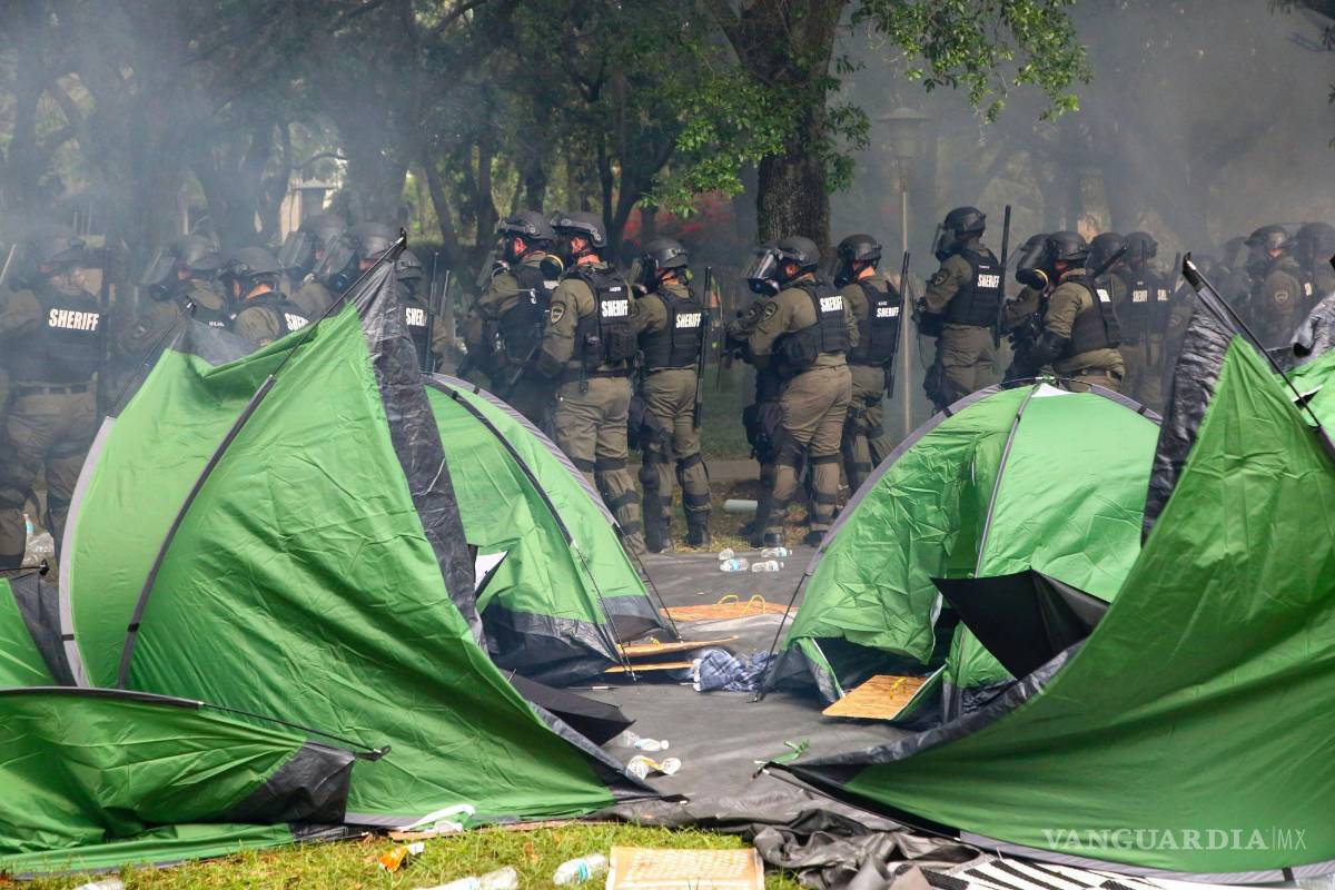 $!Law enforcement officers clear an area they deemed an unlawful assembly where pro-Palestinian protesters congregated at MLK Plaza at the University of South Florida, Tuesday, April 30, 2024, in Tampa, Fla. ( via AP)