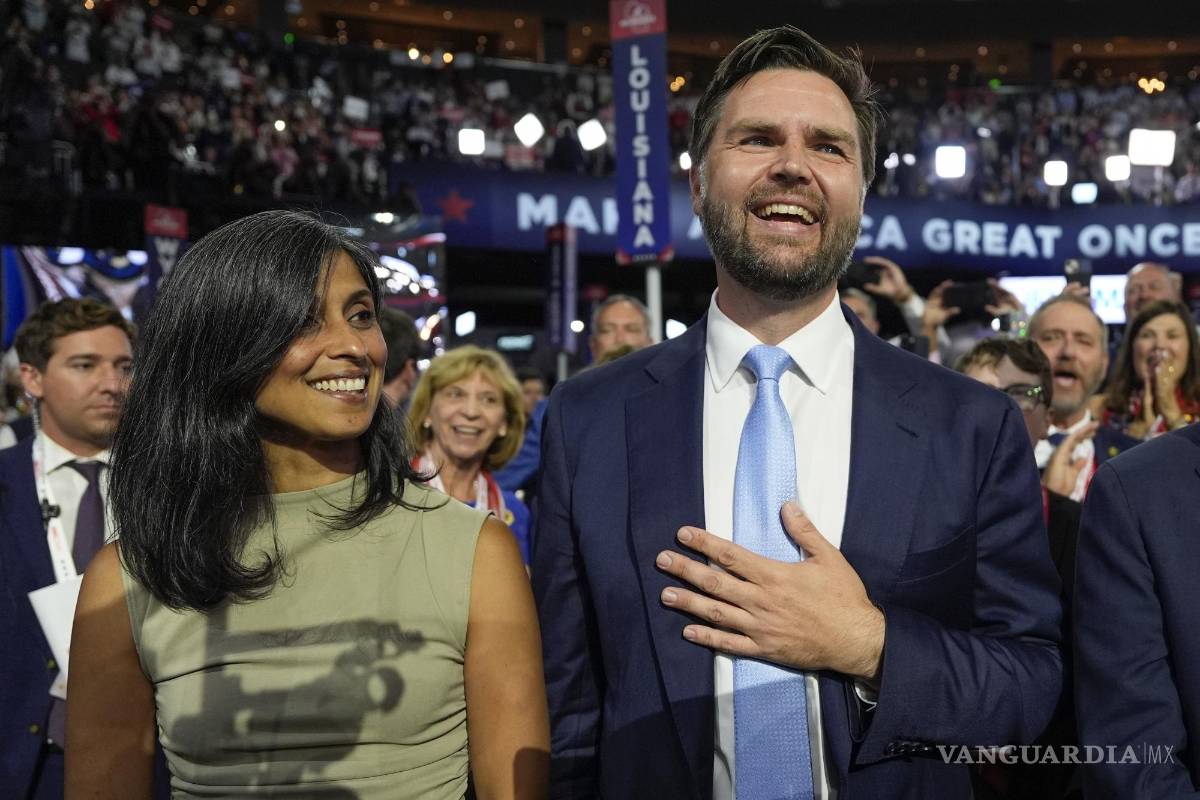 $!El candidato republicano a la vicepresidencia, el senador JD Vance, republicano por Ohio, y su esposa Usha Chilukuri Vance en Milwaukee.