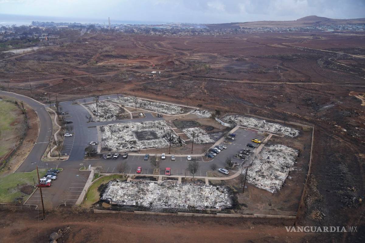 $!Los restos de un incendio forestal se ven el jueves 10 de agosto de 2023 en Lahaina, Hawái.