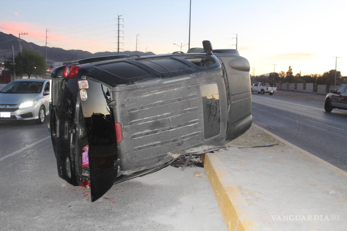 Chocan al sur de Saltillo y vuelcan
