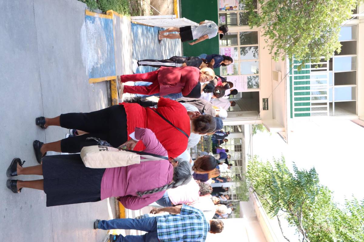$!Desde temprana hora decenas de personas formaron interminables filas para emitir su voto.