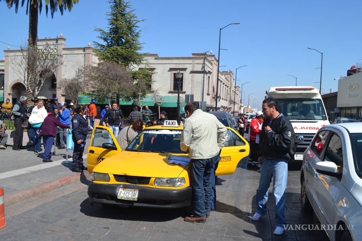 Le pega a taxi y provoca carambola