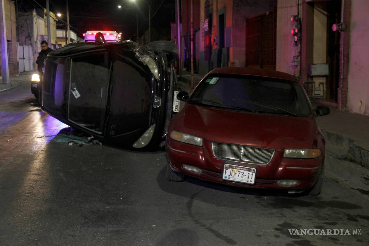 $!¡Desde temprano! Vuelca vehículo en la Zona Centro de Saltillo