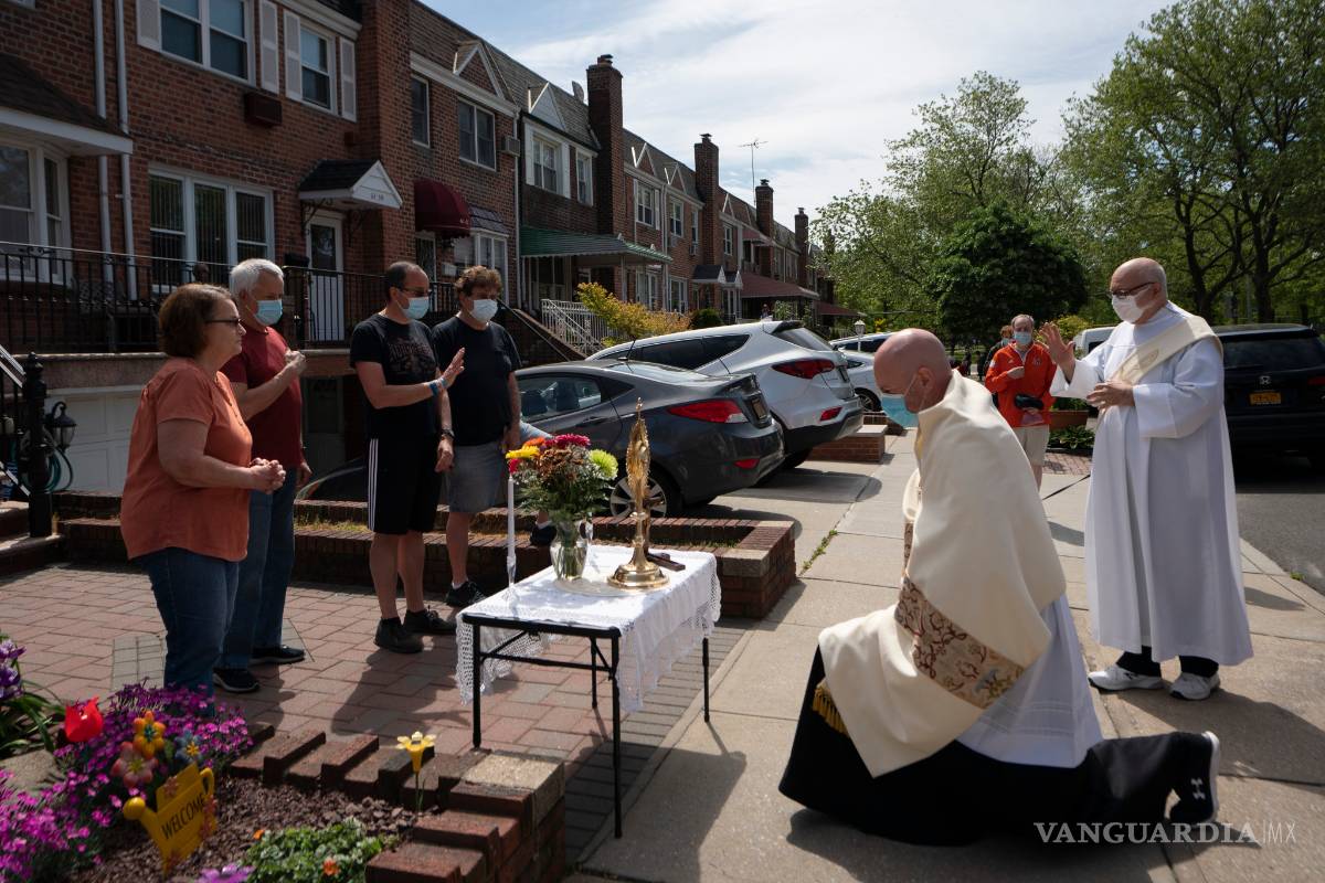 $!Cómo un pastor de Queens atiende a sus feligreses a una distancia de 1,80 metros