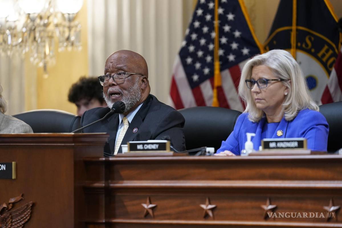 $!El presidente del comité, el representante Bennie Thompson da un discurso de apertura mientras la vicepresidenta Liz Cheney del Partido Republicano observa.