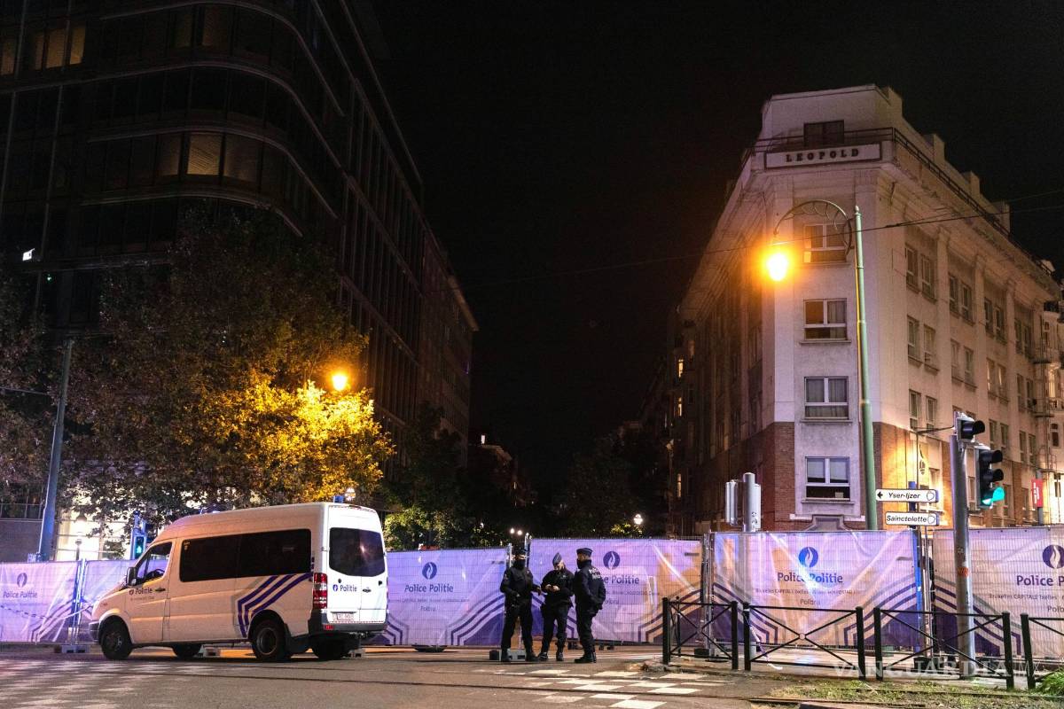 $!La policía acordona un área donde ocurrió un tiroteo, el lunes 16 de octubre de 2023, en el centro de Bruselas.